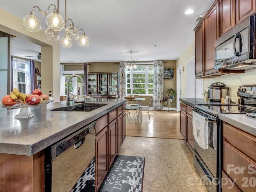 400 Skyloft Drive, Asheville, NC 28801.  MLS# CAR4355070, YatesRealty ID 4276. 
