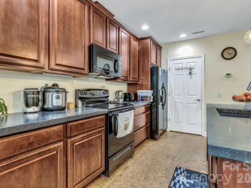 400 Skyloft Drive, Asheville, NC 28801.  MLS# CAR4355070, YatesRealty ID 4276. 