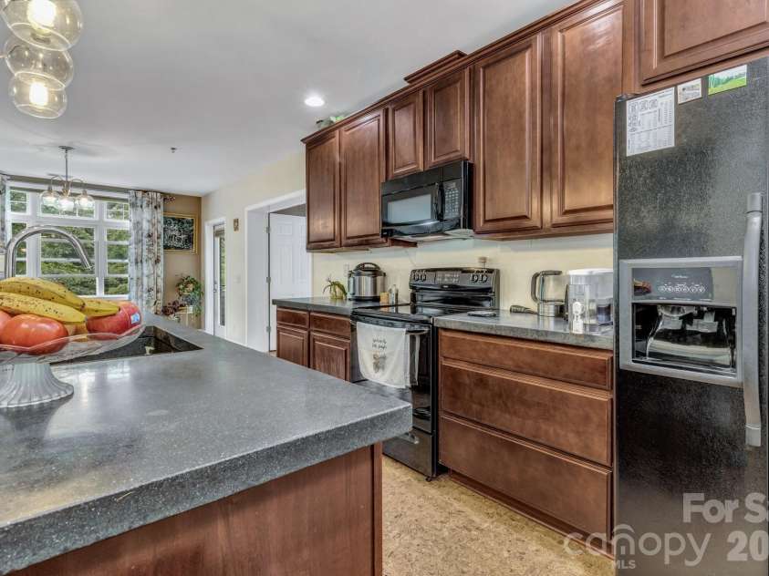 400 Skyloft Drive, Asheville, NC 28801.  MLS# CAR4355070, YatesRealty ID 4276. 