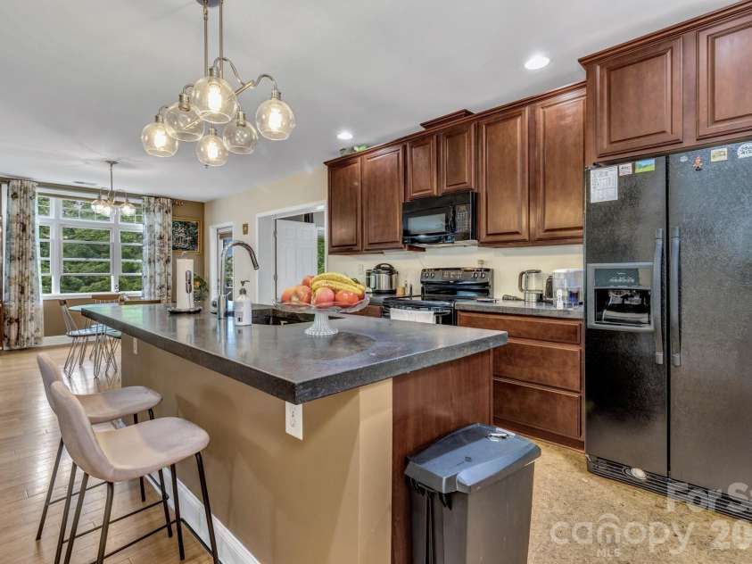 400 Skyloft Drive, Asheville, NC 28801.  MLS# CAR4355070, YatesRealty ID 4276. 