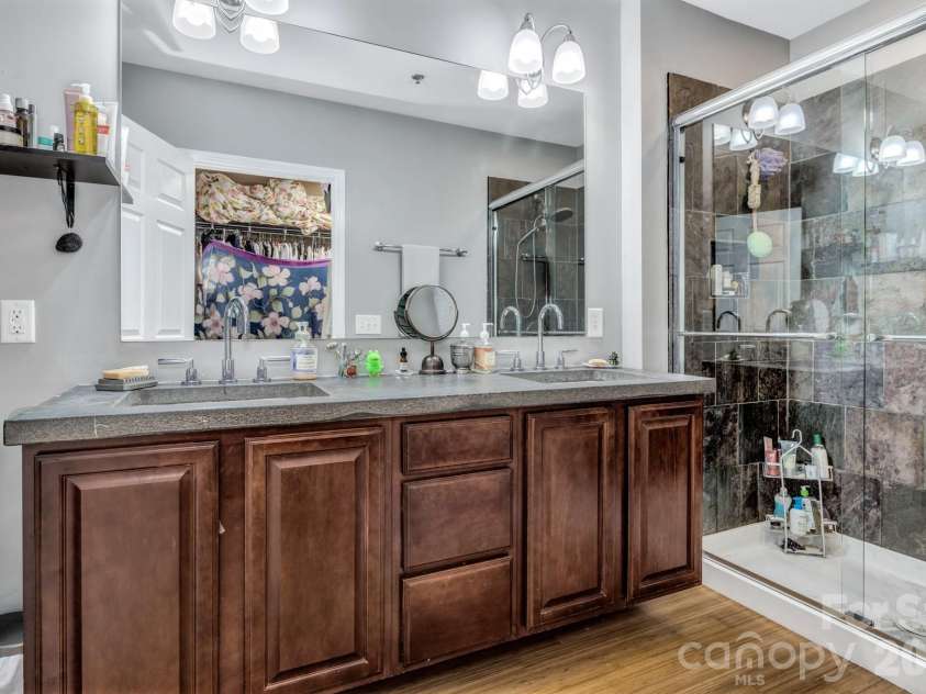 400 Skyloft Drive, Asheville, NC 28801.  MLS# CAR4355070, YatesRealty ID 4276. 