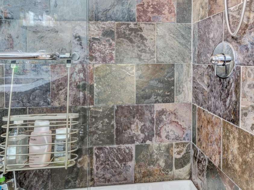 400 Skyloft Drive, Asheville, NC 28801.  MLS# CAR4355070, YatesRealty ID 4276. 
