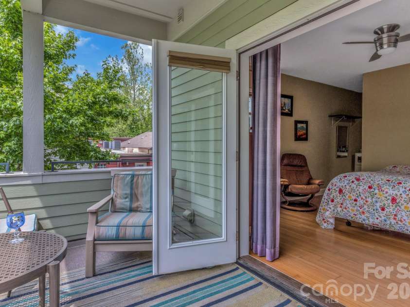 400 Skyloft Drive, Asheville, NC 28801.  MLS# CAR4355070, YatesRealty ID 4276. 