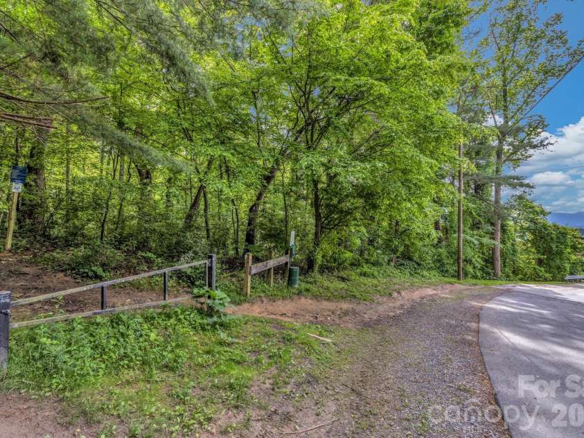 400 Skyloft Drive, Asheville, NC 28801.  MLS# CAR4355070, YatesRealty ID 4276. 