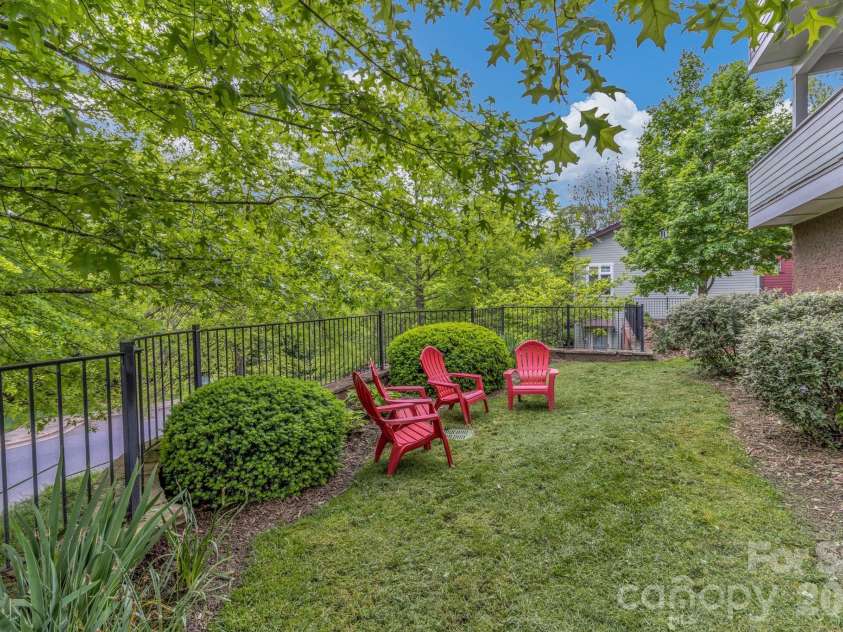 400 Skyloft Drive, Asheville, NC 28801.  MLS# CAR4355070, YatesRealty ID 4276. 