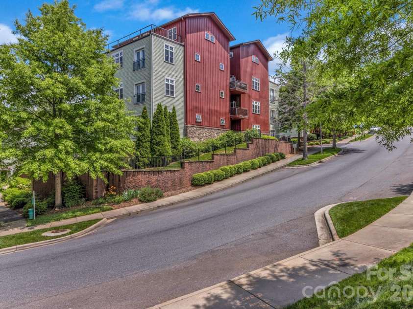 400 Skyloft Drive, Asheville, NC 28801.  MLS# CAR4355070, YatesRealty ID 4276. 