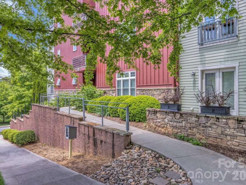 400 Skyloft Drive, Asheville, NC 28801.  MLS# CAR4355070, YatesRealty ID 4276. 