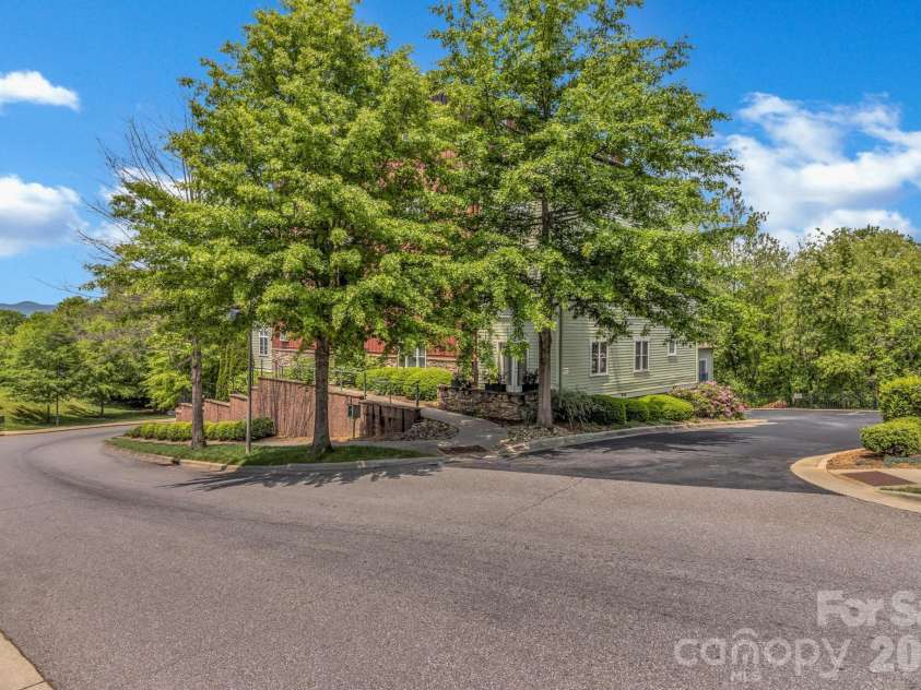 400 Skyloft Drive, Asheville, NC 28801.  MLS# CAR4355070, YatesRealty ID 4276. 