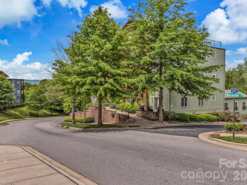 400 Skyloft Drive, Asheville, NC 28801.  MLS# CAR4355070, YatesRealty ID 4276. 