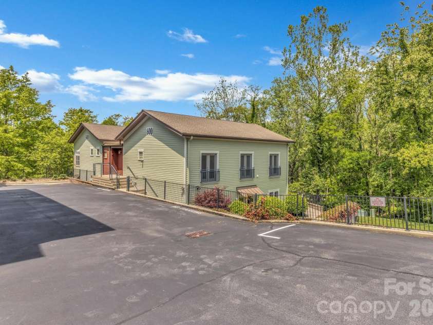 400 Skyloft Drive, Asheville, NC 28801.  MLS# CAR4355070, YatesRealty ID 4276. 
