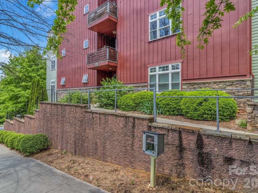 400 Skyloft Drive, Asheville, NC 28801.  MLS# CAR4355070, YatesRealty ID 4276. 