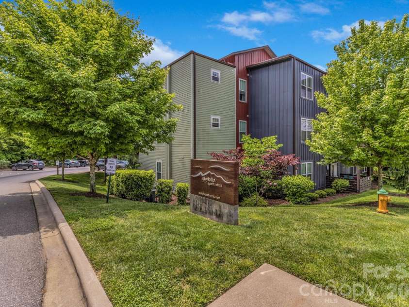 400 Skyloft Drive, Asheville, NC 28801.  MLS# CAR4355070, YatesRealty ID 4276. 