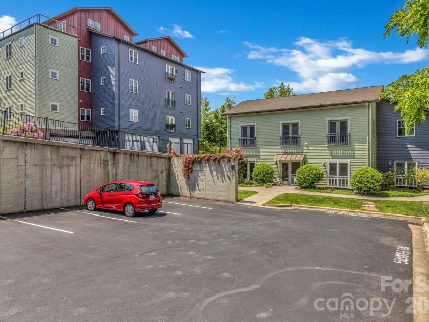 400 Skyloft Drive, Asheville, NC 28801.  MLS# CAR4355070, YatesRealty ID 4276. 