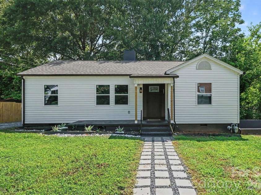 521 Gold Street, Shelby, NC 28150.  MLS# CAR4410353, YatesRealty ID 42760. 