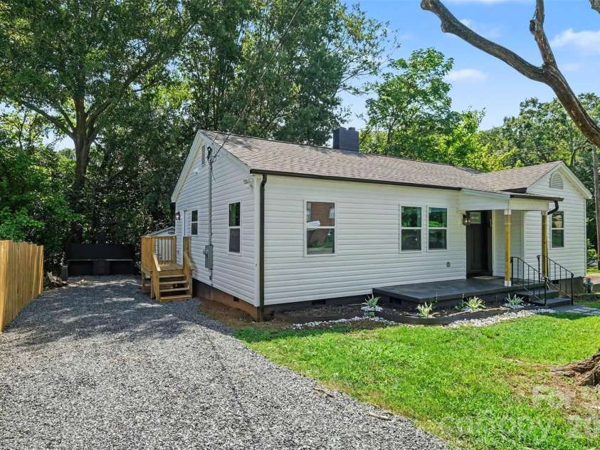 521 Gold Street, Shelby, NC 28150.  MLS# CAR4410353, YatesRealty ID 42760. 