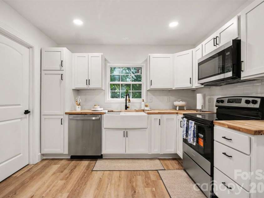 521 Gold Street, Shelby, NC 28150.  MLS# CAR4410353, YatesRealty ID 42760. 