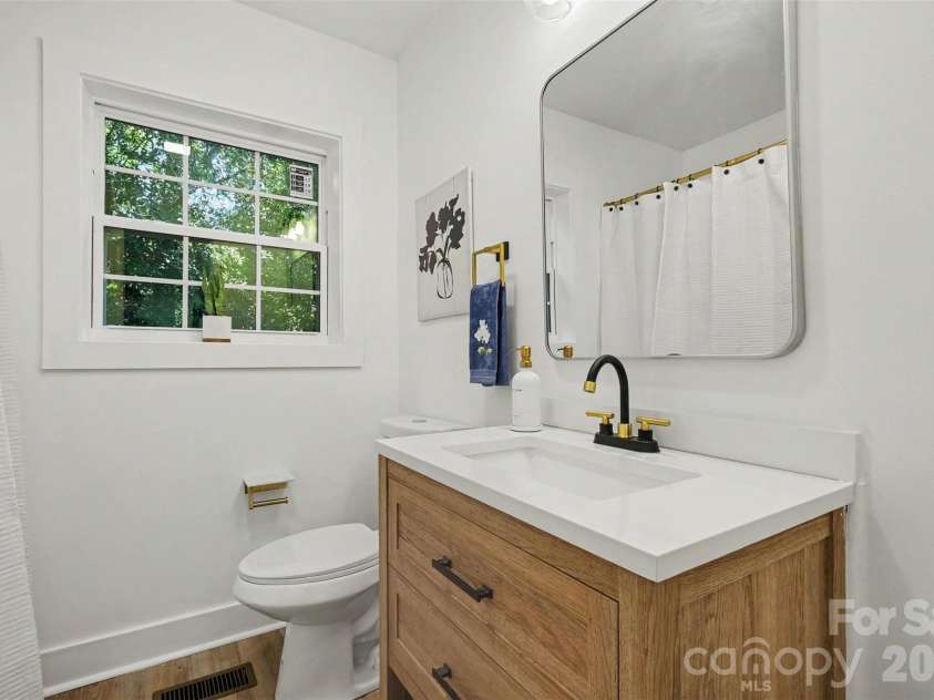 521 Gold Street, Shelby, NC 28150.  MLS# CAR4410353, YatesRealty ID 42760. 
