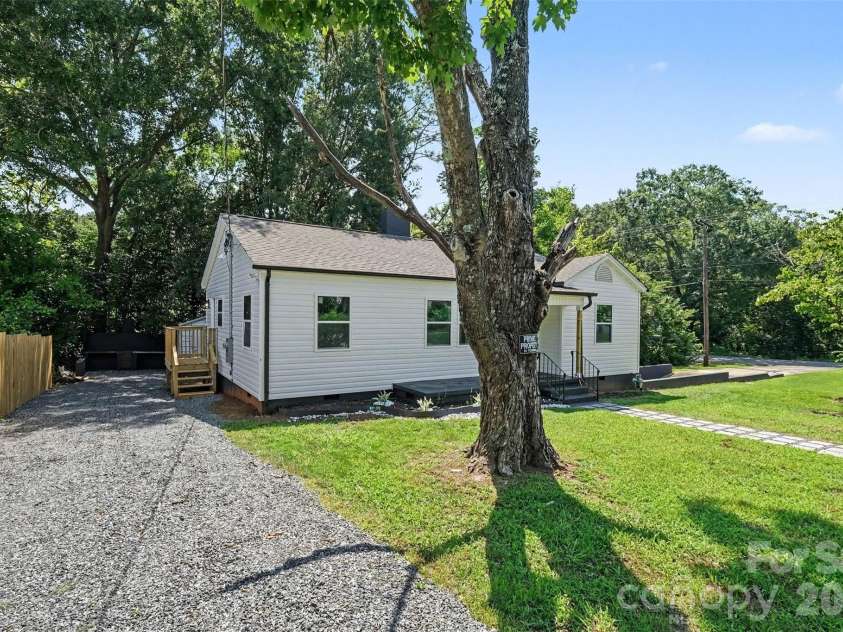 521 Gold Street, Shelby, NC 28150.  MLS# CAR4410353, YatesRealty ID 42760. 