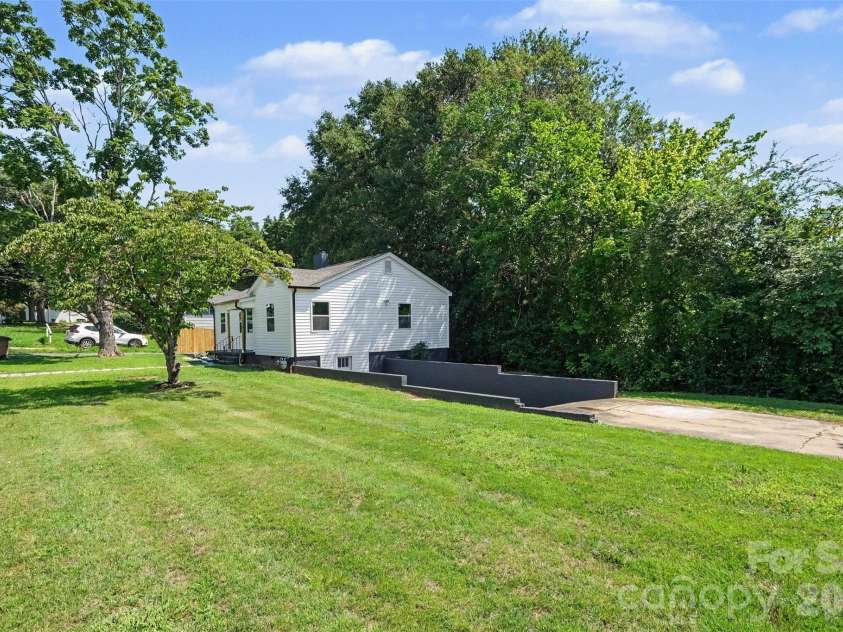 521 Gold Street, Shelby, NC 28150.  MLS# CAR4410353, YatesRealty ID 42760. 