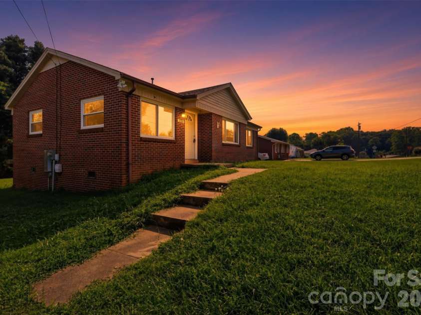 2262 9th Avenue Drive, Hickory, NC 28601.  MLS# CAR4412974, YatesRealty ID 42762. 