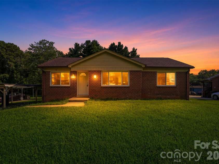 2262 9th Avenue Drive, Hickory, NC 28601.  MLS# CAR4412974, YatesRealty ID 42762. 