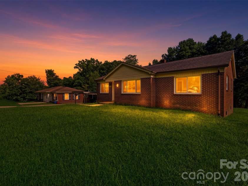 2262 9th Avenue Drive, Hickory, NC 28601.  MLS# CAR4412974, YatesRealty ID 42762. 
