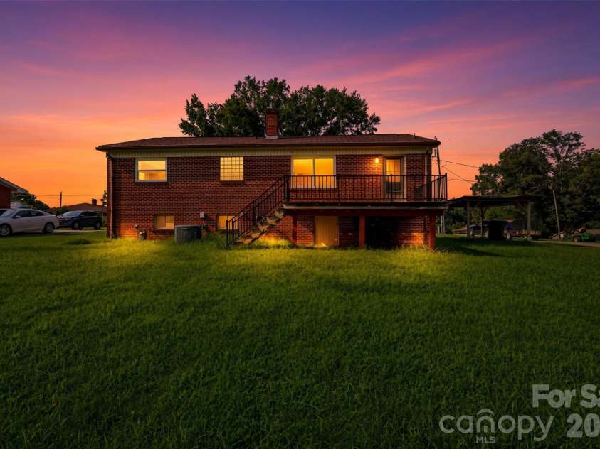 2262 9th Avenue Drive, Hickory, NC 28601.  MLS# CAR4412974, YatesRealty ID 42762. 