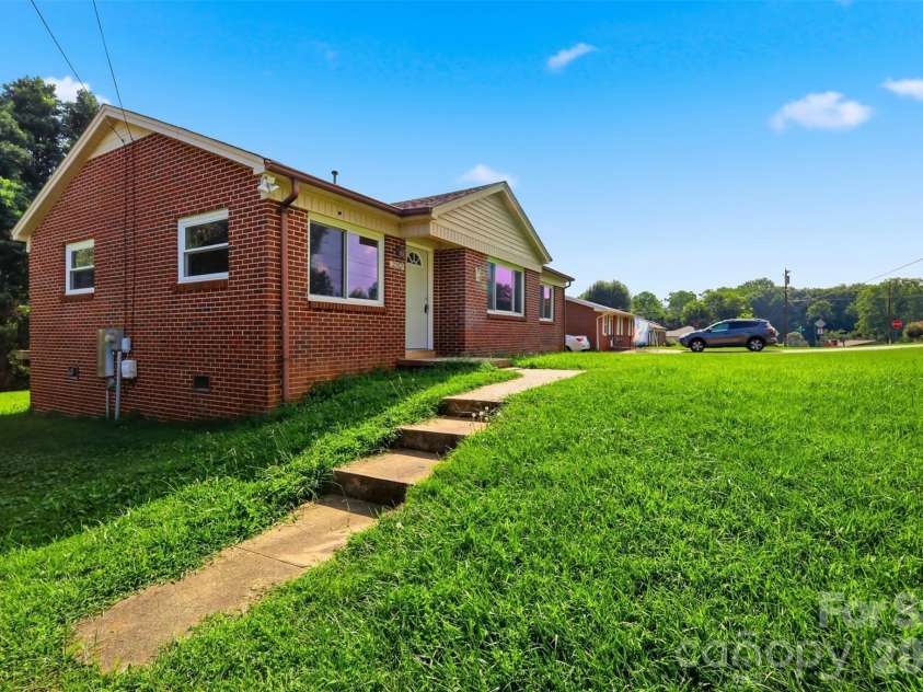 2262 9th Avenue Drive, Hickory, NC 28601.  MLS# CAR4412974, YatesRealty ID 42762. 