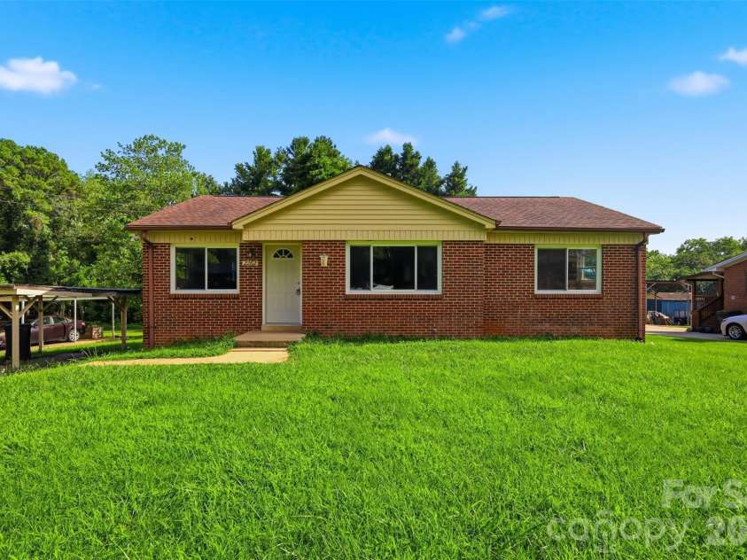 2262 9th Avenue Drive, Hickory, NC 28601.  MLS# CAR4412974, YatesRealty ID 42762. 