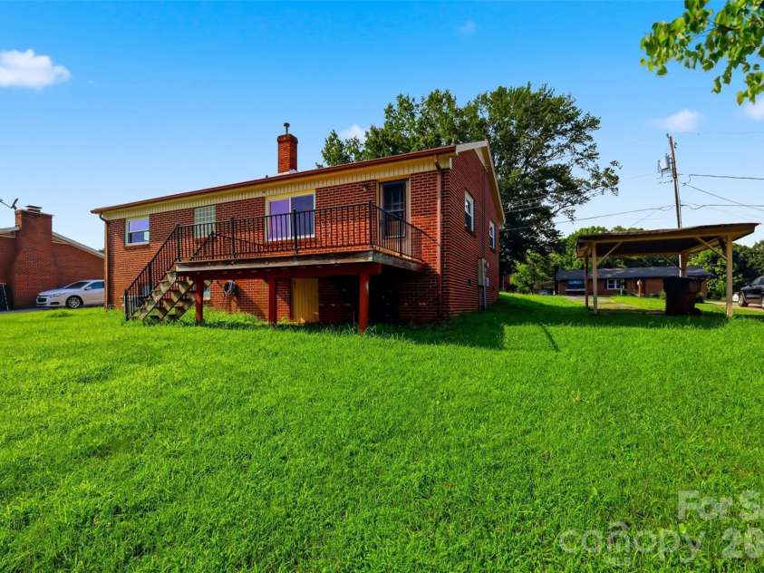 2262 9th Avenue Drive, Hickory, NC 28601.  MLS# CAR4412974, YatesRealty ID 42762. 