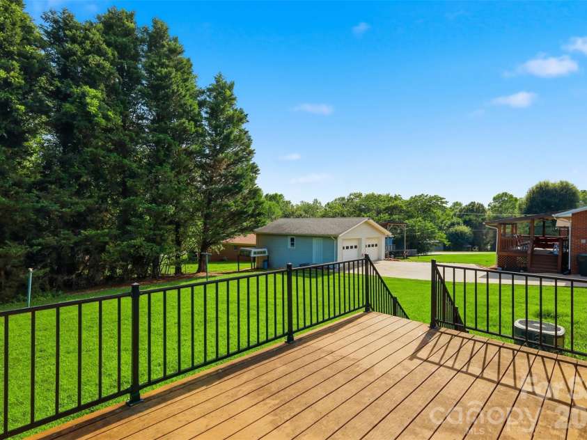 2262 9th Avenue Drive, Hickory, NC 28601.  MLS# CAR4412974, YatesRealty ID 42762. 