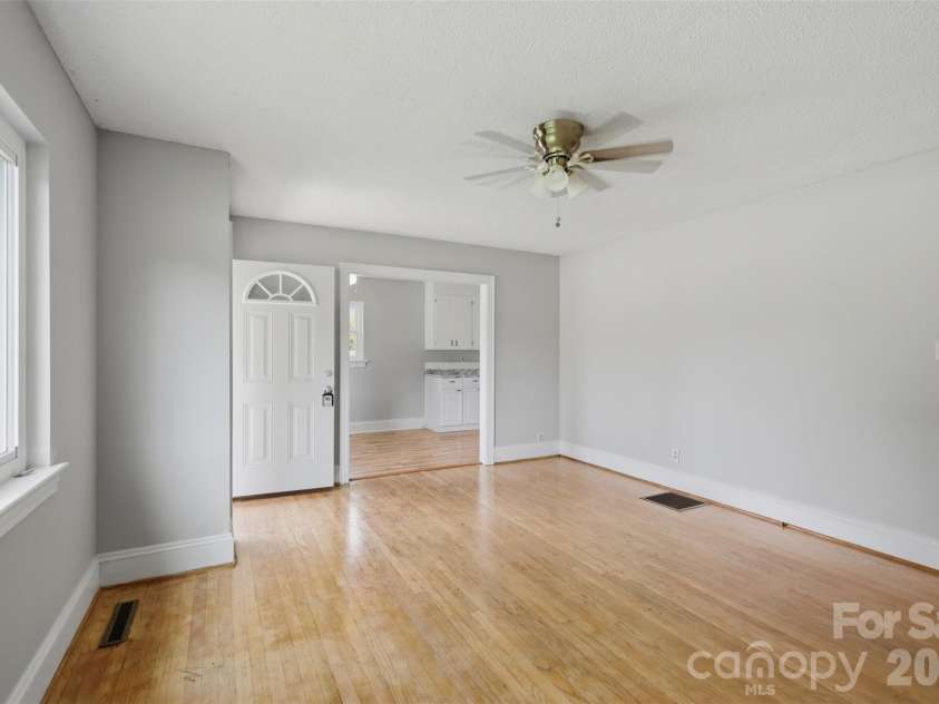 2262 9th Avenue Drive, Hickory, NC 28601.  MLS# CAR4412974, YatesRealty ID 42762. 