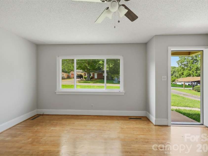 2262 9th Avenue Drive, Hickory, NC 28601.  MLS# CAR4412974, YatesRealty ID 42762. 