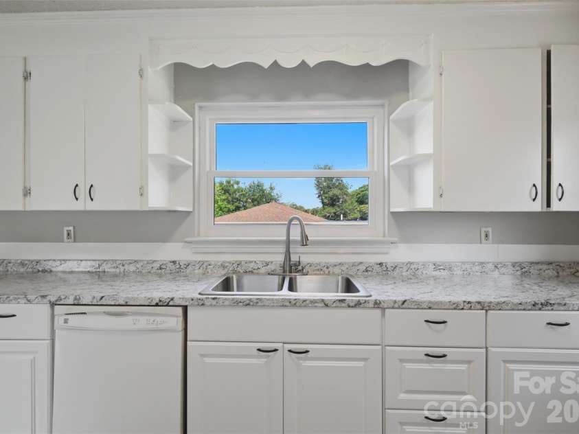 2262 9th Avenue Drive, Hickory, NC 28601.  MLS# CAR4412974, YatesRealty ID 42762. 