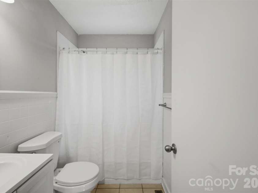 2262 9th Avenue Drive, Hickory, NC 28601.  MLS# CAR4412974, YatesRealty ID 42762. 