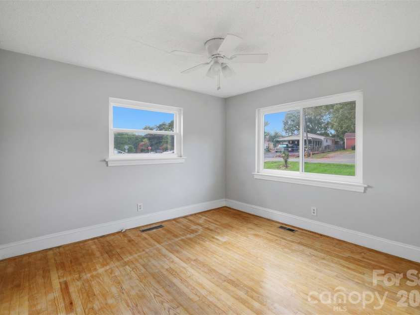 2262 9th Avenue Drive, Hickory, NC 28601.  MLS# CAR4412974, YatesRealty ID 42762. 