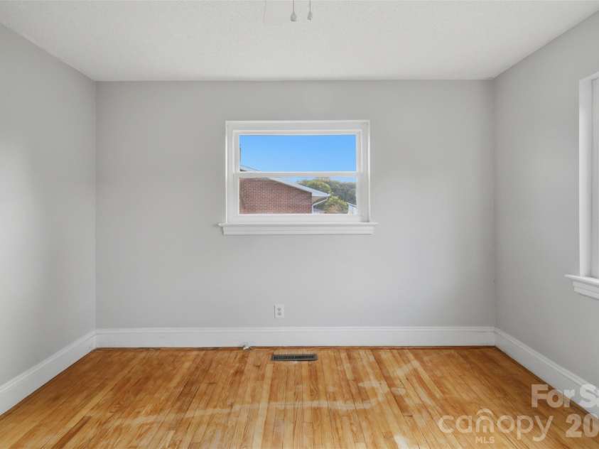 2262 9th Avenue Drive, Hickory, NC 28601.  MLS# CAR4412974, YatesRealty ID 42762. 
