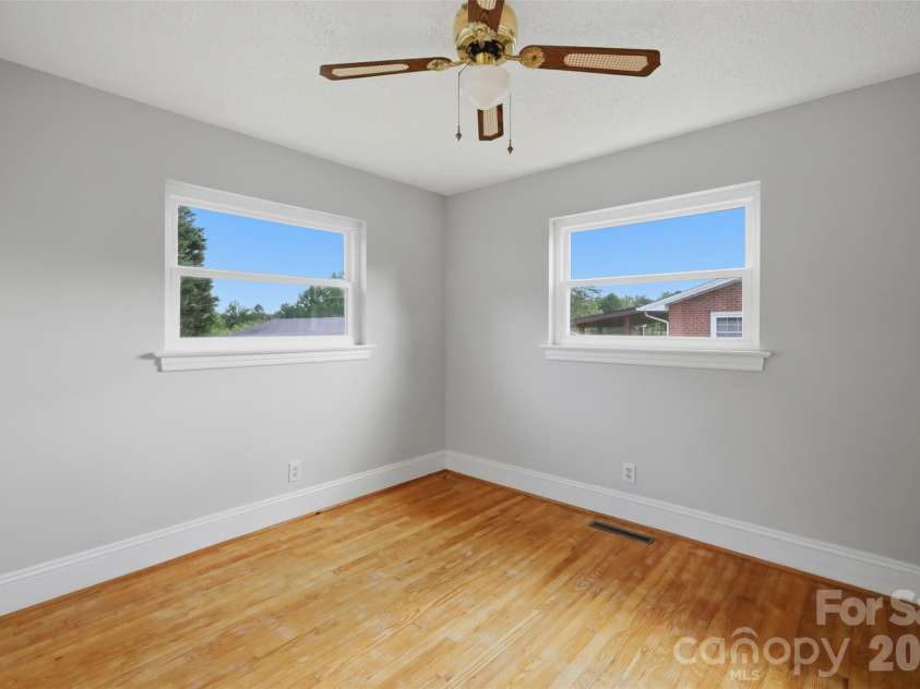 2262 9th Avenue Drive, Hickory, NC 28601.  MLS# CAR4412974, YatesRealty ID 42762. 