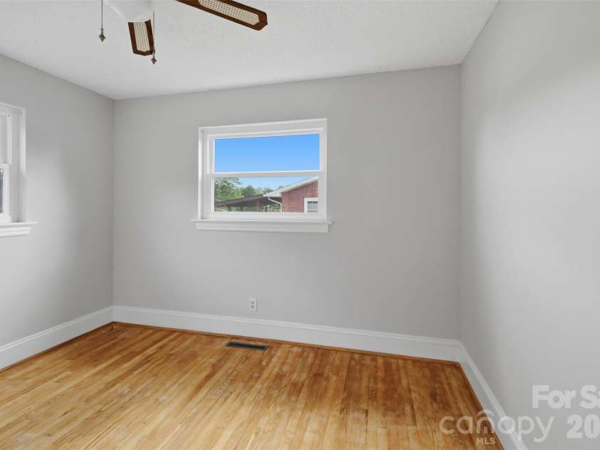 2262 9th Avenue Drive, Hickory, NC 28601.  MLS# CAR4412974, YatesRealty ID 42762. 