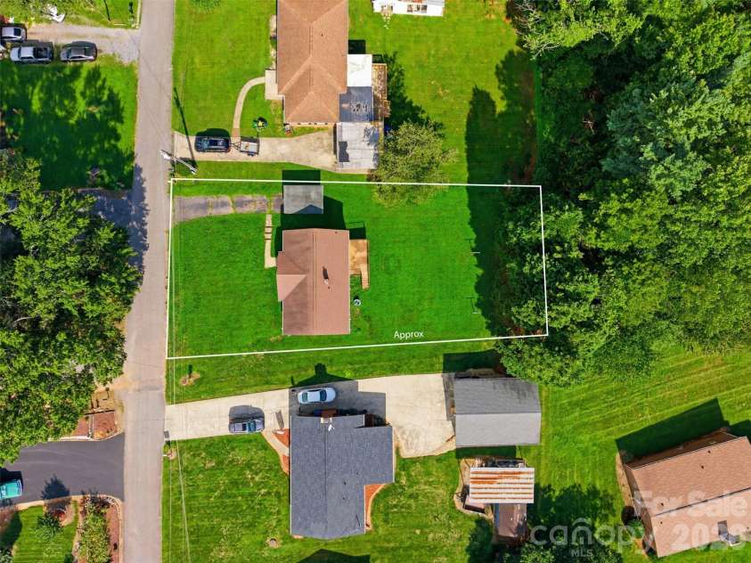 2262 9th Avenue Drive, Hickory, NC 28601.  MLS# CAR4412974, YatesRealty ID 42762. 