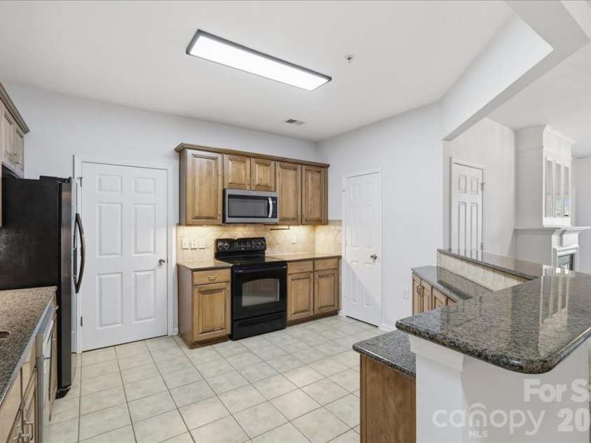 14817 Santa Lucia Drive, Charlotte, NC 28277.  MLS# CAR4412979, YatesRealty ID 42768. BREAKFAST BAR