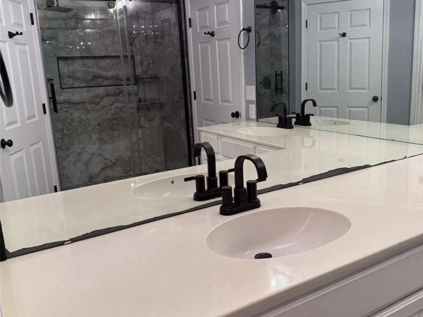 14817 Santa Lucia Drive, Charlotte, NC 28277.  MLS# CAR4412979, YatesRealty ID 42768. DOUBLE CORNER VANITY