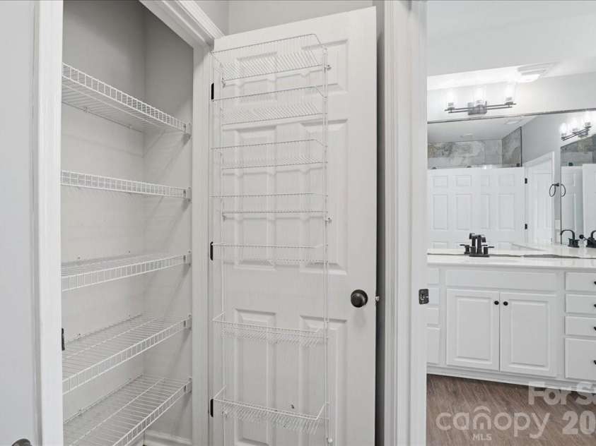 14817 Santa Lucia Drive, Charlotte, NC 28277.  MLS# CAR4412979, YatesRealty ID 42768. PRIMARY LINEN CLOSET
