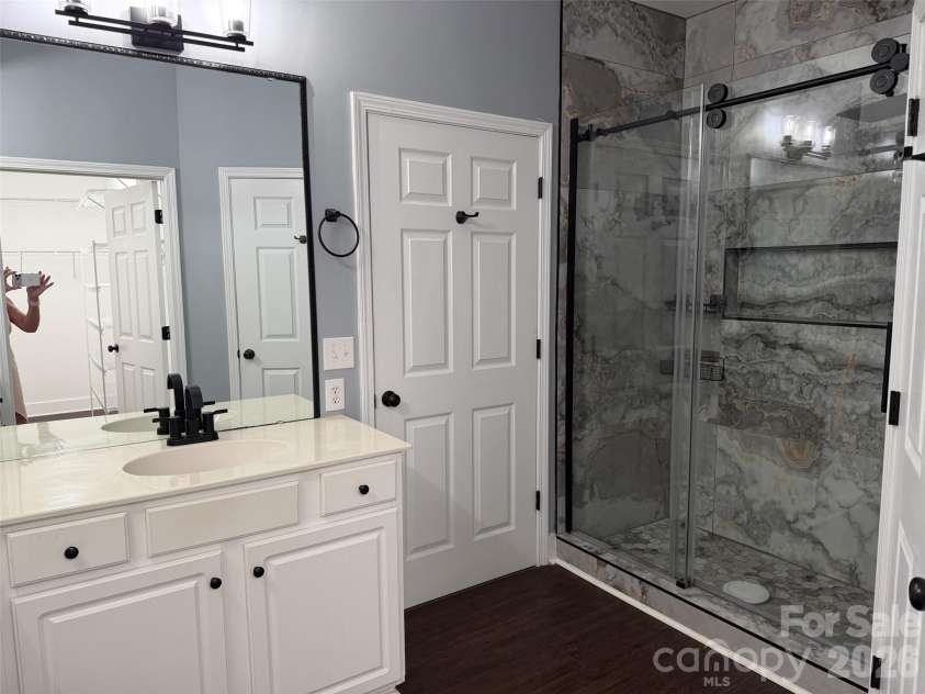 14817 Santa Lucia Drive, Charlotte, NC 28277.  MLS# CAR4412979, YatesRealty ID 42768. WALKIN SHOWER