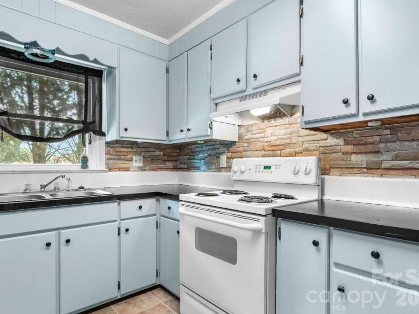 296 Pine Mountain Road, Hudson, NC 28638.  MLS# CAR4412972, YatesRealty ID 42781. 