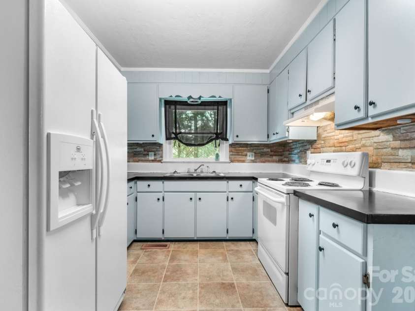 296 Pine Mountain Road, Hudson, NC 28638.  MLS# CAR4412972, YatesRealty ID 42781. 