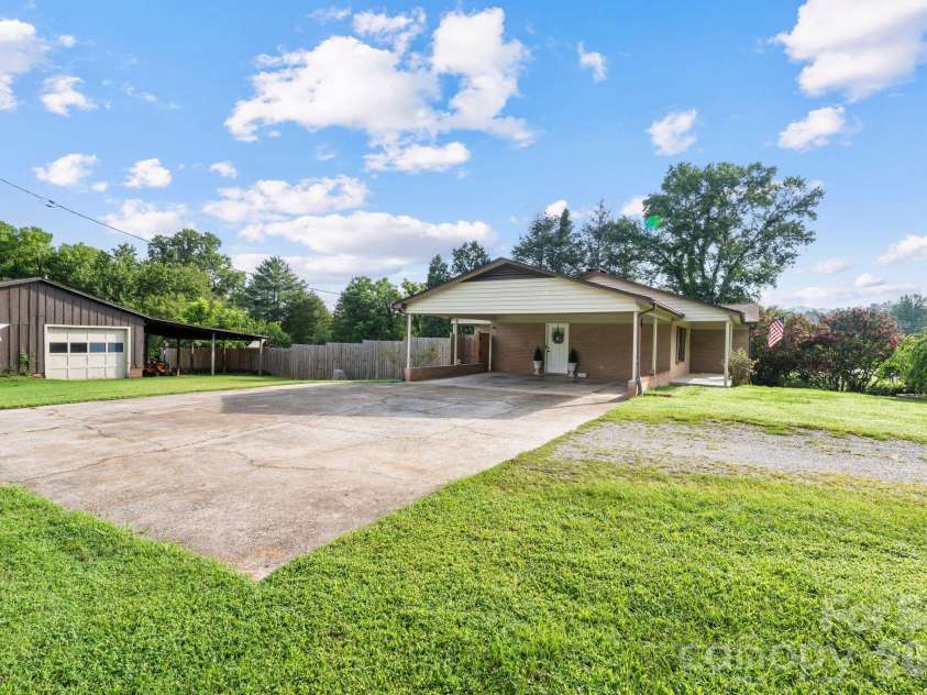 3968 Hollywood Ridge Road, Lenoir, NC 28645.  MLS# CAR4410672, YatesRealty ID 42784. 