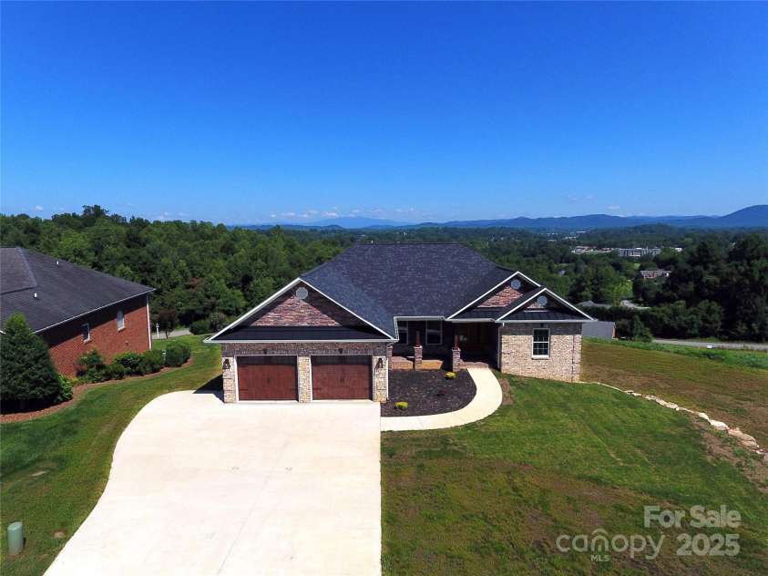 418 Huntington Woods Street, Lenoir, NC 28645.  MLS# CAR4215060, YatesRealty ID 4279. 