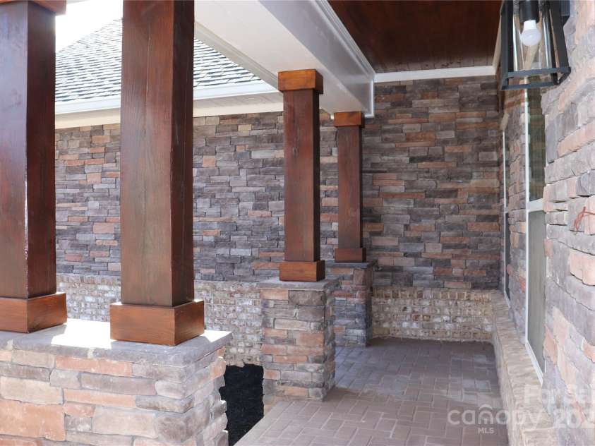 418 Huntington Woods Street, Lenoir, NC 28645.  MLS# CAR4215060, YatesRealty ID 4279. 