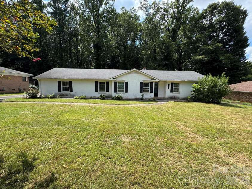 6233 Donna Drive, Charlotte, NC 28213.  MLS# CAR4413001, YatesRealty ID 42793. 